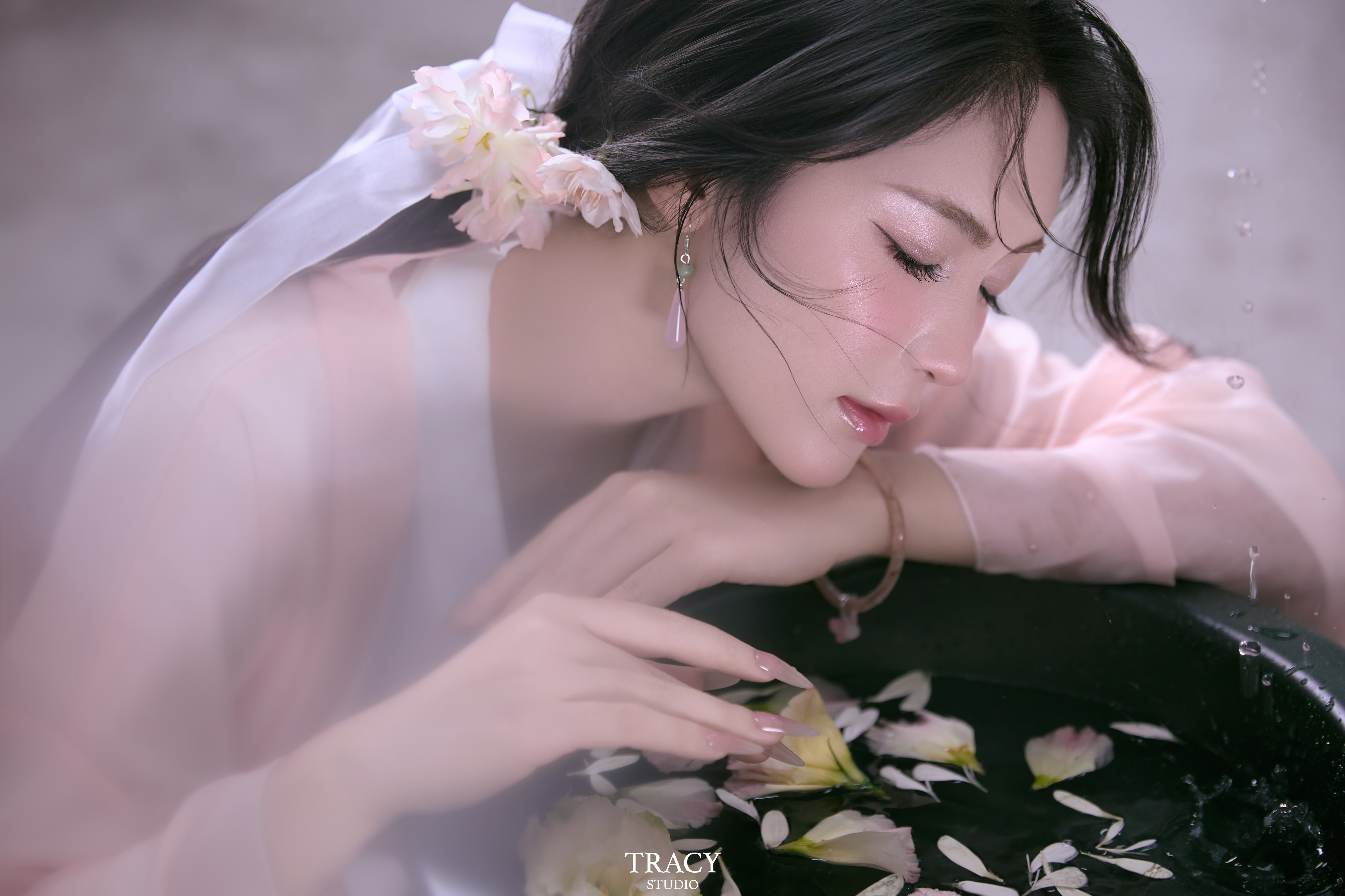 frontend/img/gallery/anh-tet-yem-ao-dai/tracy-studio-chup-co-trang-hang (7).jpg